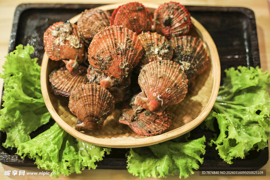 美味炸肉丸配新鲜生菜