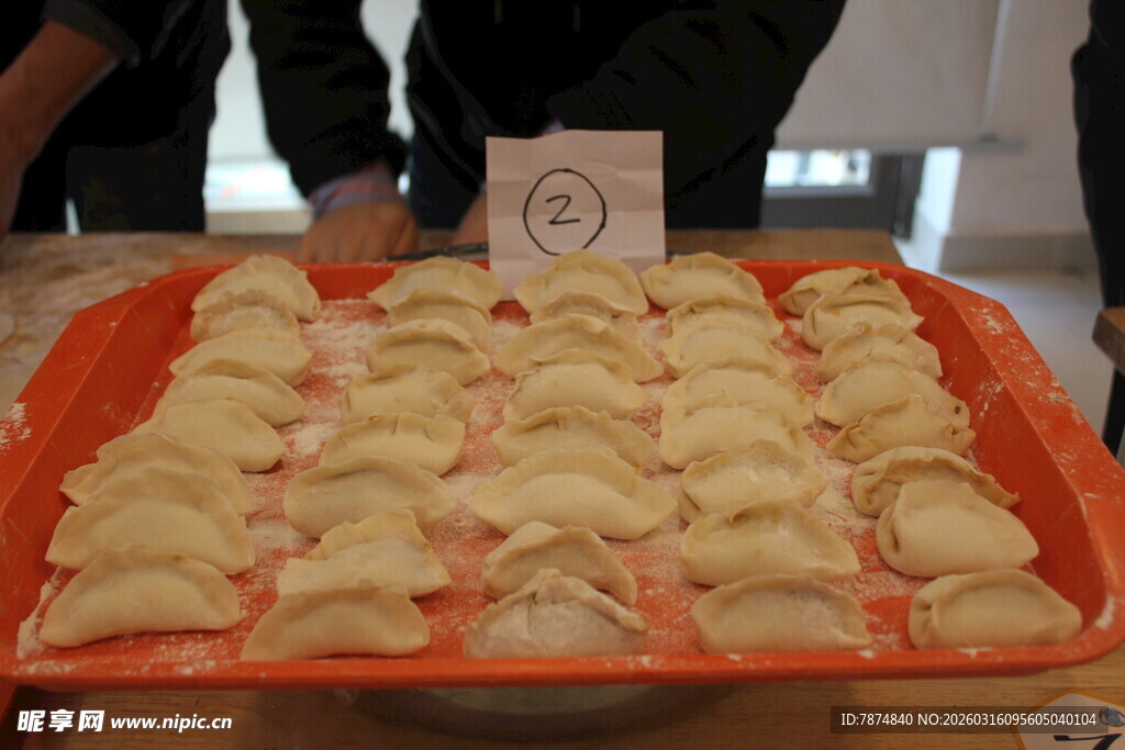 一盘整齐摆放的美味饺子