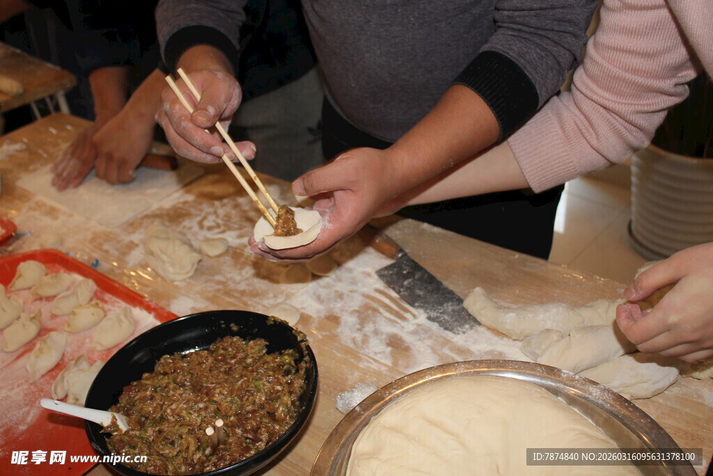 家庭手工包饺子温馨场景