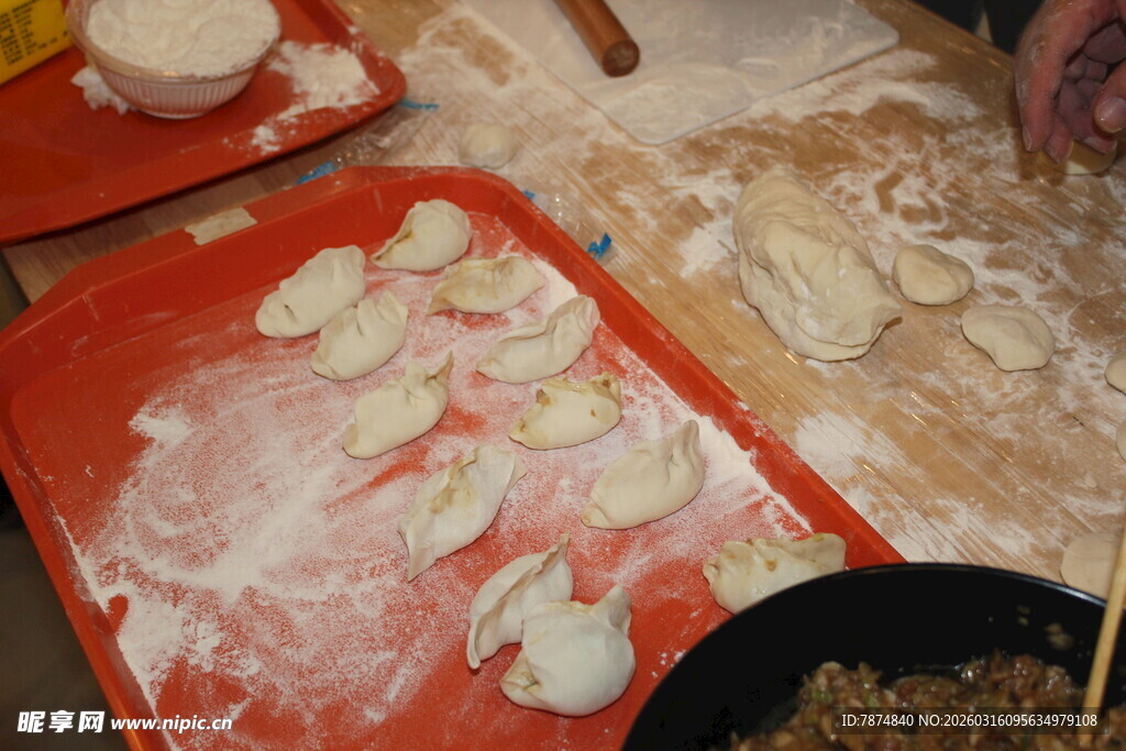 家庭手工包饺子场景