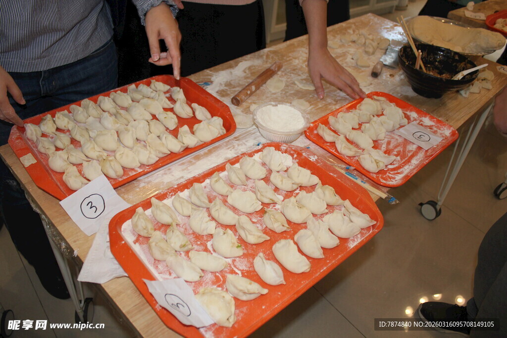 手工包饺子场景