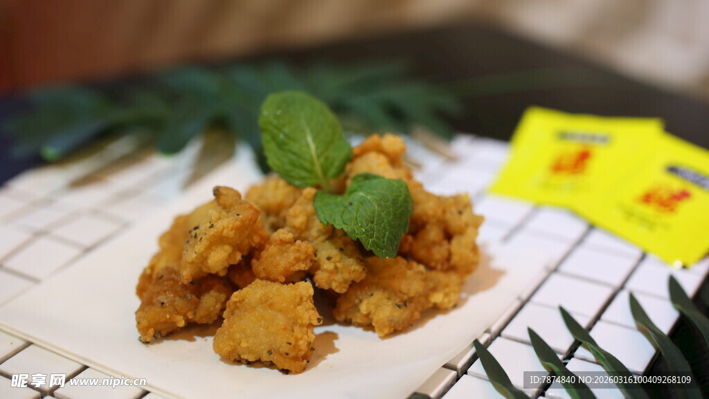 美味炸物配薄荷叶点缀