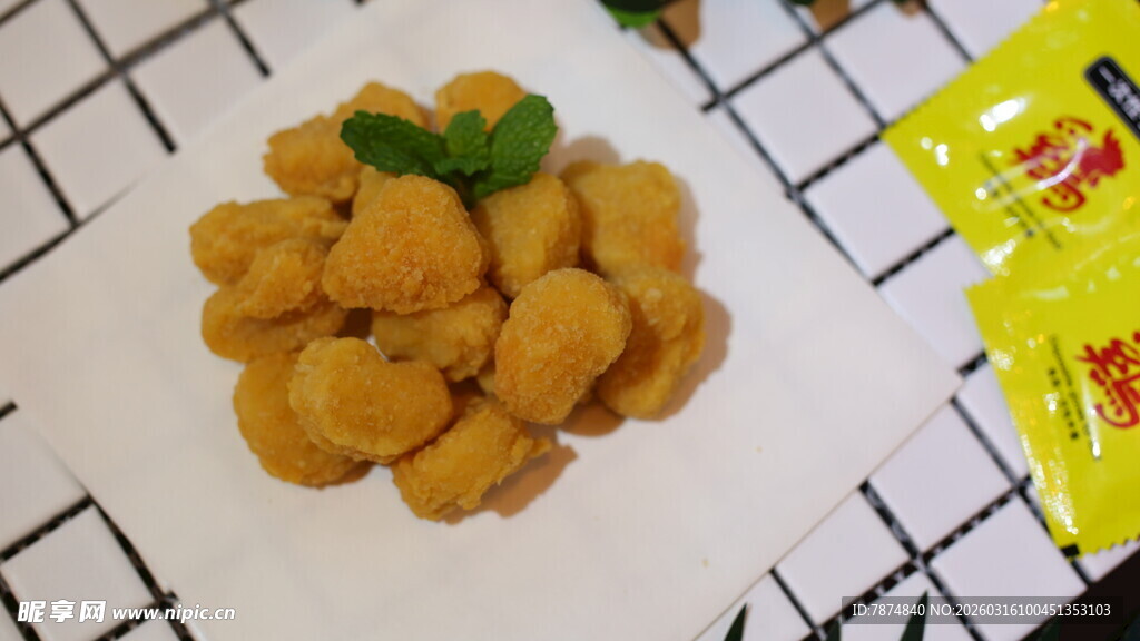 美味黄金鸡米花与调料