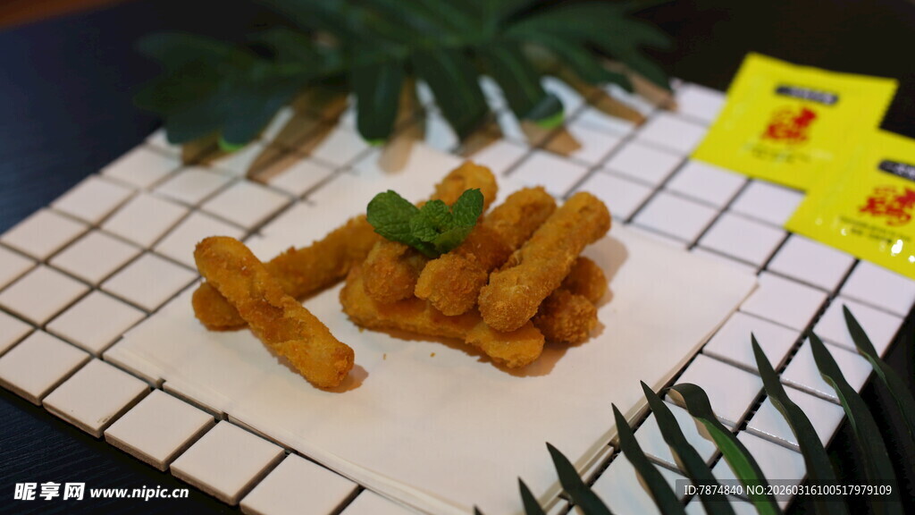 美味炸物摆放在精致餐垫上