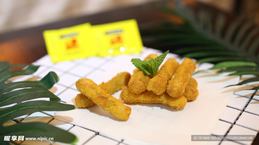 美味炸物摆于绿叶间