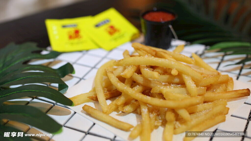 金黄酥脆美味炸薯条