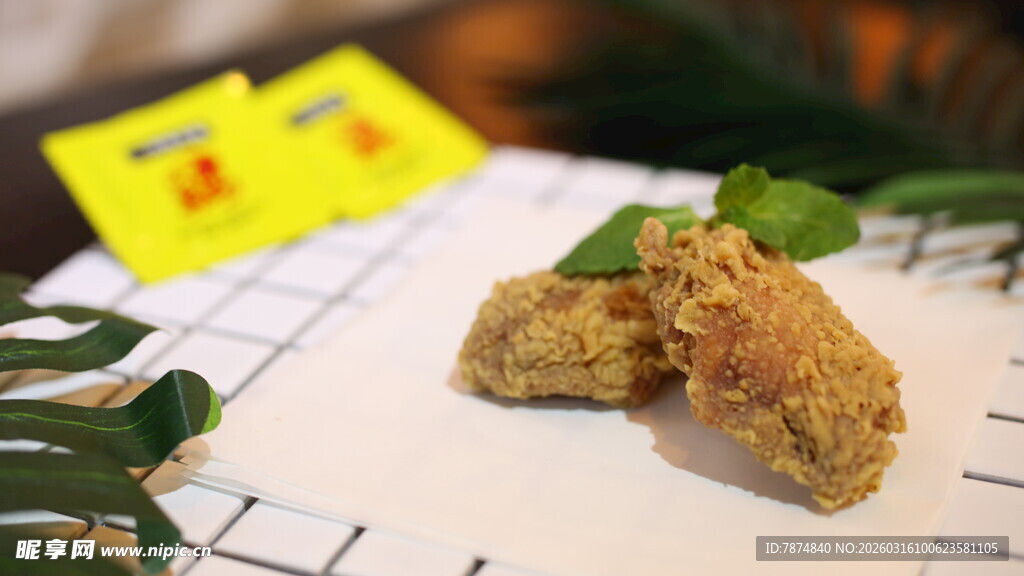 美味肉松卷 点缀清新绿叶