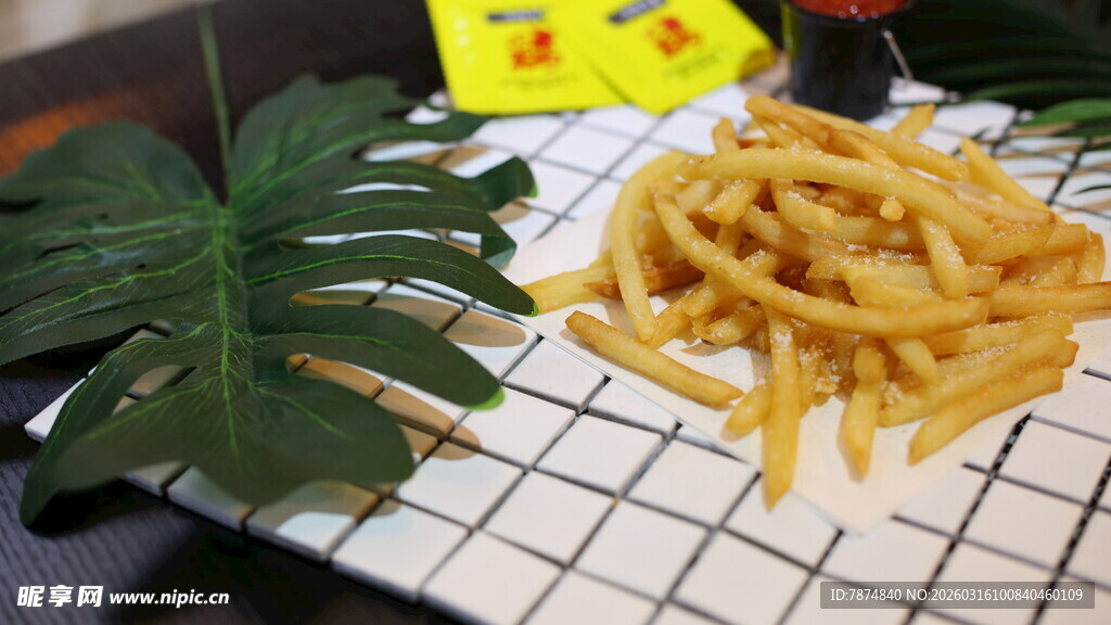 美味薯条搭配绿叶装饰