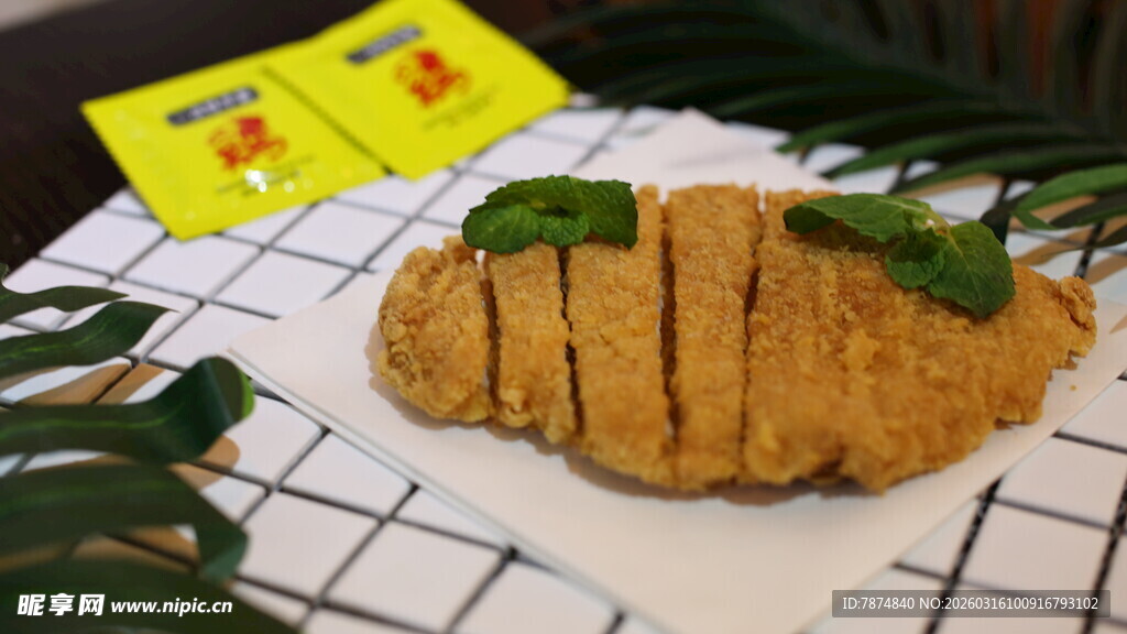 美味香煎鸡肉配清新绿叶