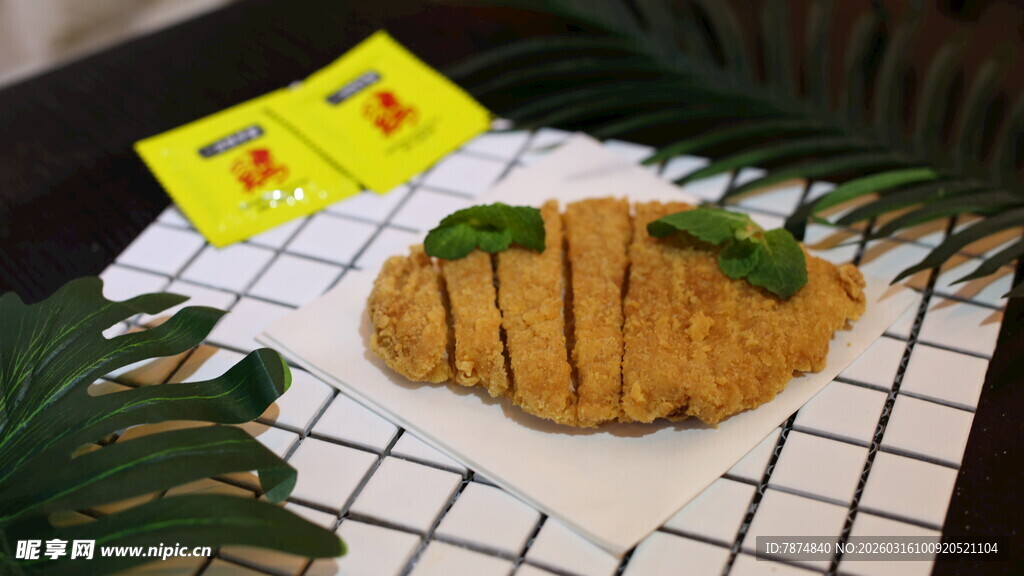 美味香煎鸡排配清新绿植