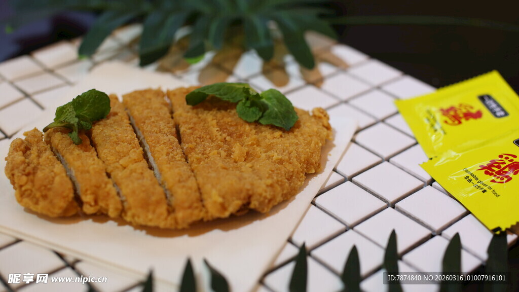 美味香酥炸鸡排配调料