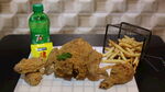 美味炸鸡配薯条与饮料