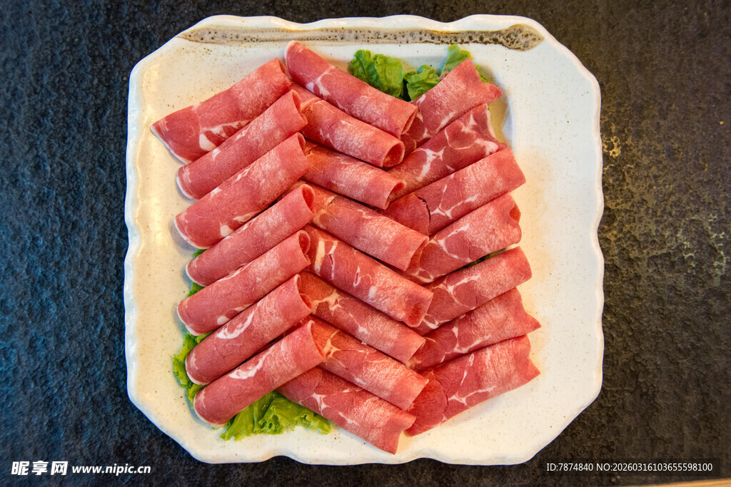 新鲜牛肉卷摆盘展示