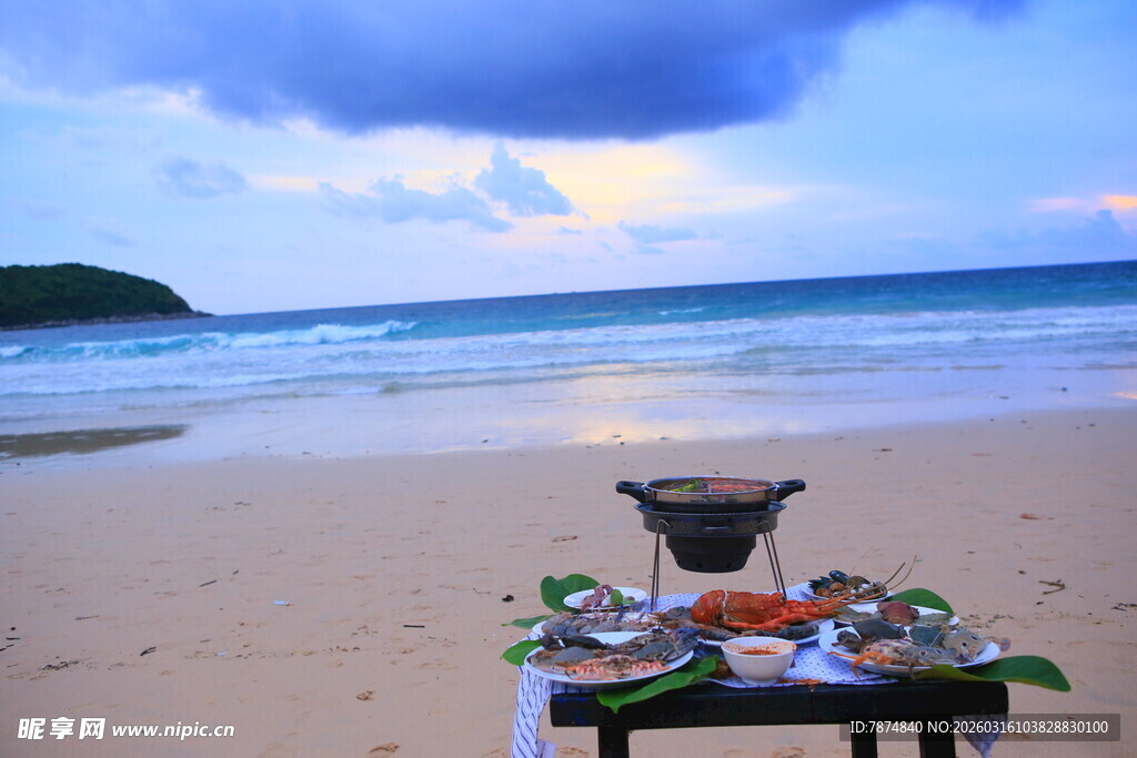 海滩上的户外烧烤场景