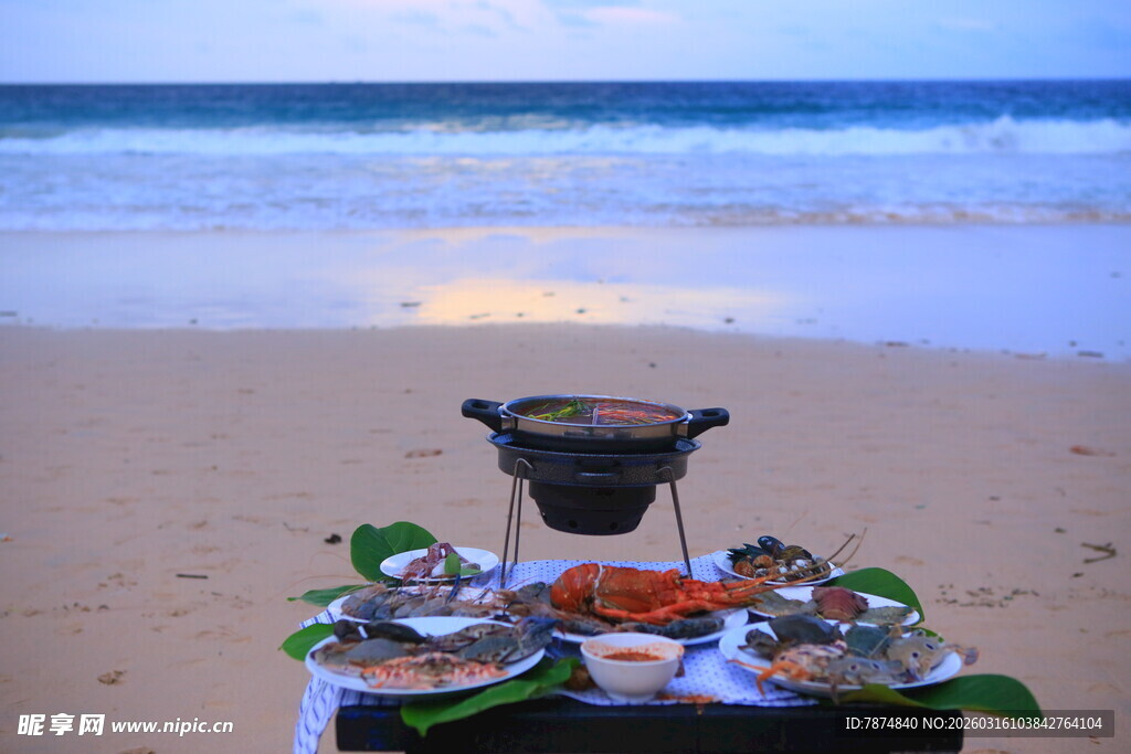 海滩上的户外美食盛宴