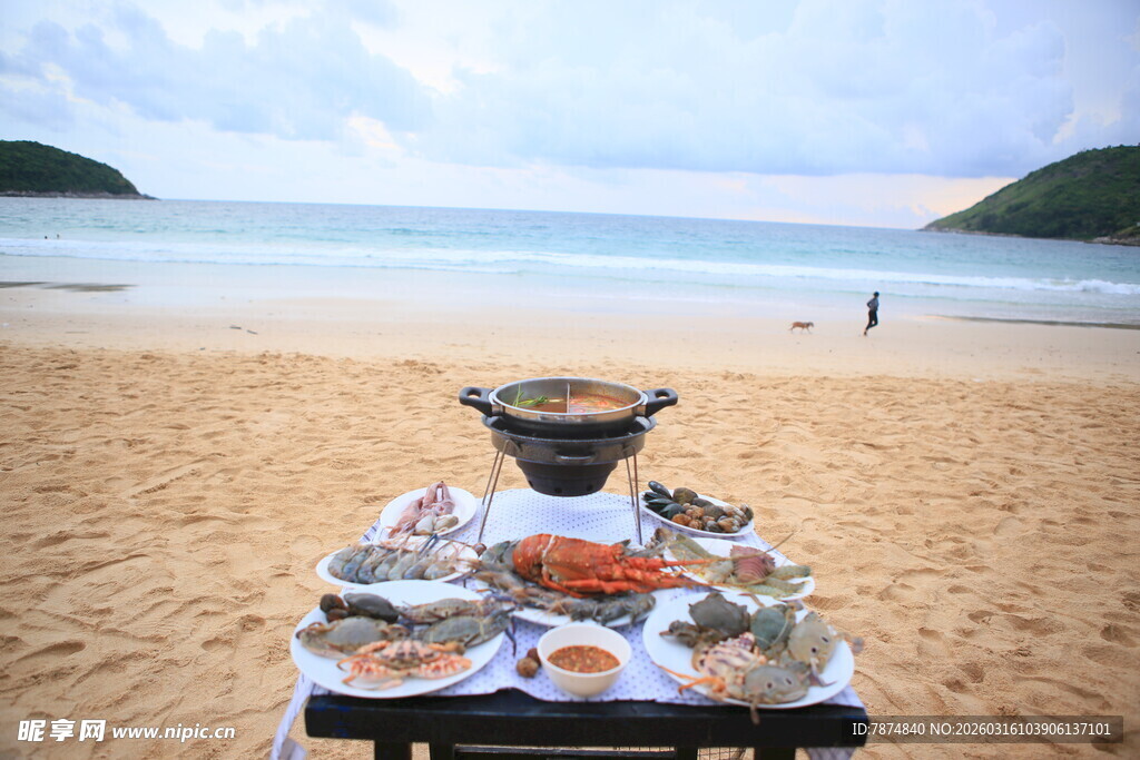 沙滩上的丰盛海鲜大餐