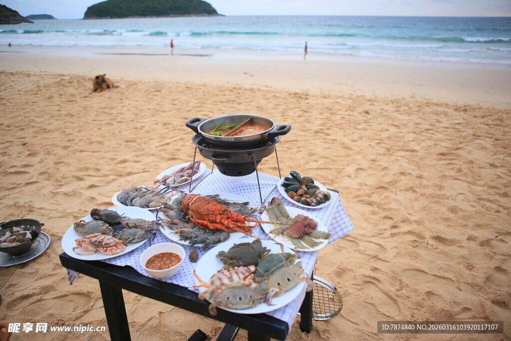 沙滩上的丰盛美食盛宴