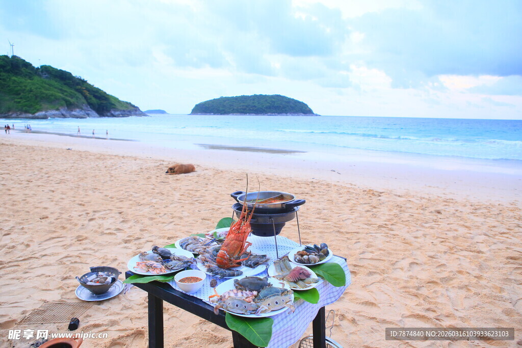 海滩上的户外烧烤场景