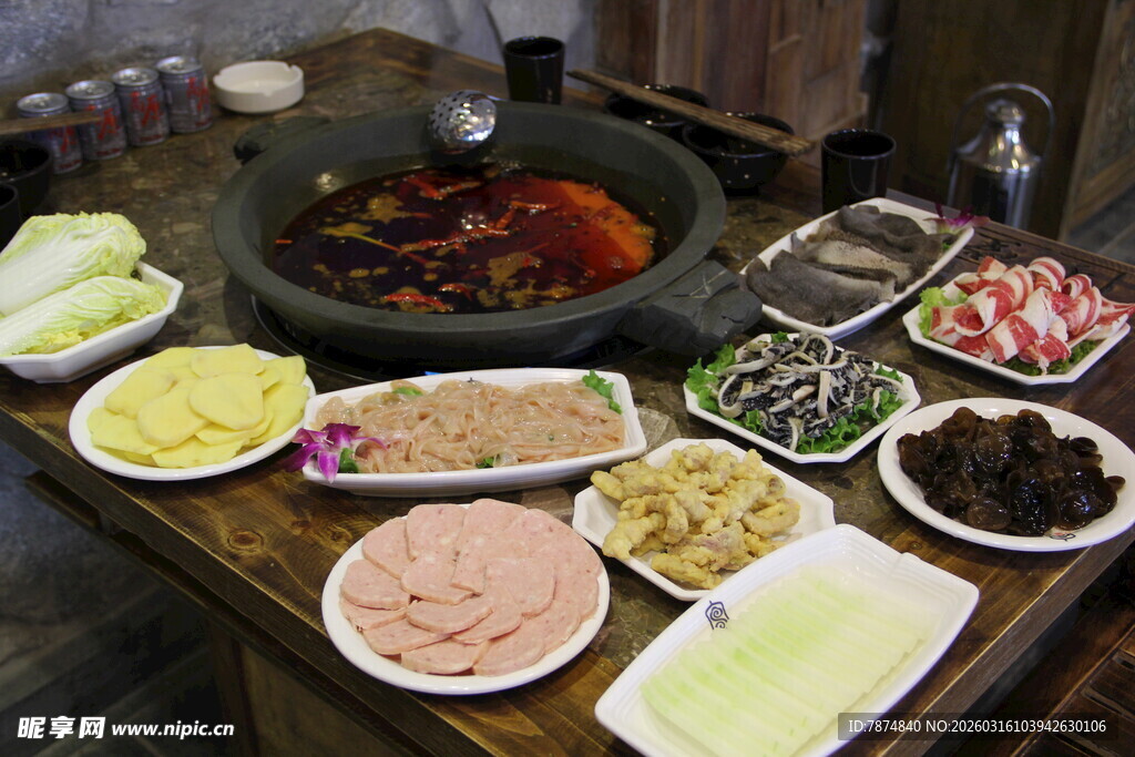 丰盛火锅食材摆满一桌