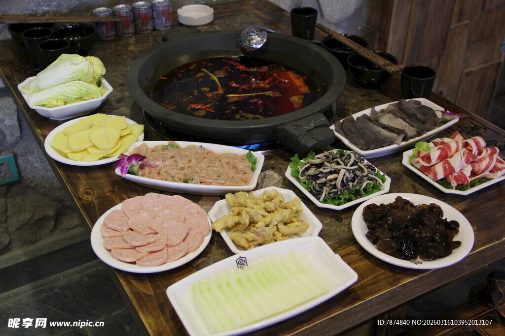 丰盛火锅食材摆满一桌