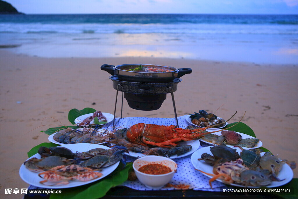 海边沙滩上的丰盛海鲜烧烤