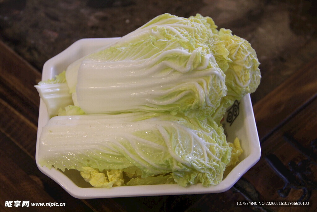白色容器中的新鲜大白菜