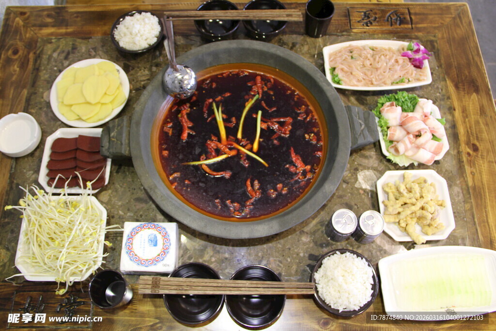 丰盛火锅食材摆满一桌