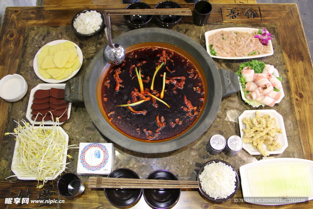 丰盛火锅食材摆满桌面