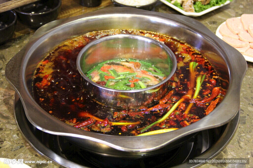 鸳鸯火锅热气腾腾诱人