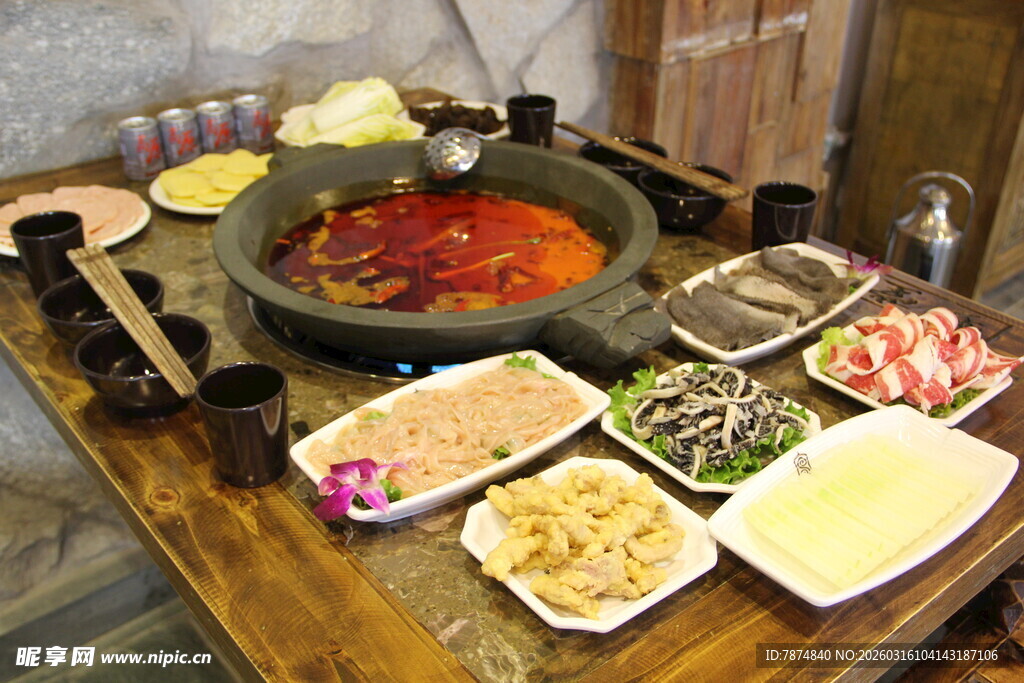 丰盛中式火锅食材摆桌