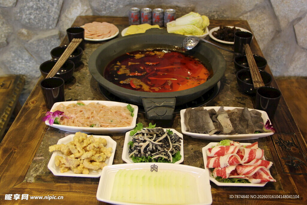 丰盛火锅食材摆满一桌