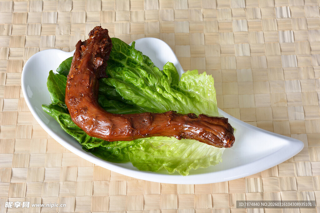 美味卤鸭脖配新鲜生菜