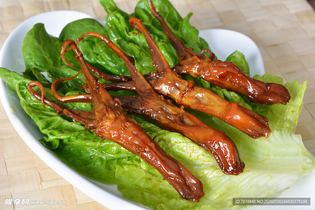 生菜上的美味烤虾