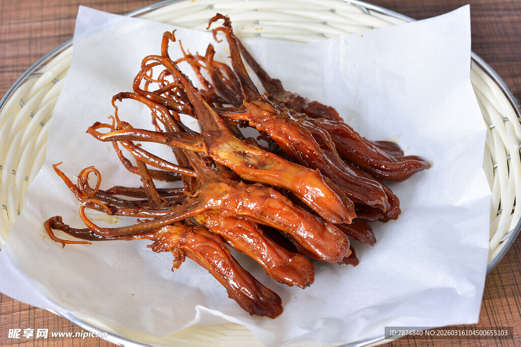 香酥鸭舌摆于盘中