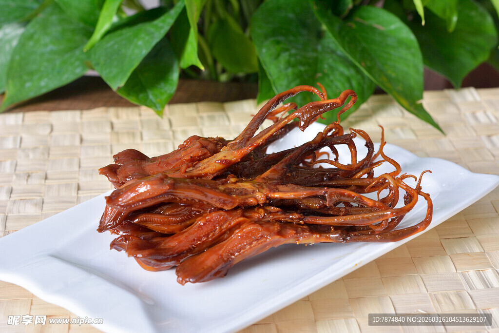 干制海味鱿鱼摆于白盘