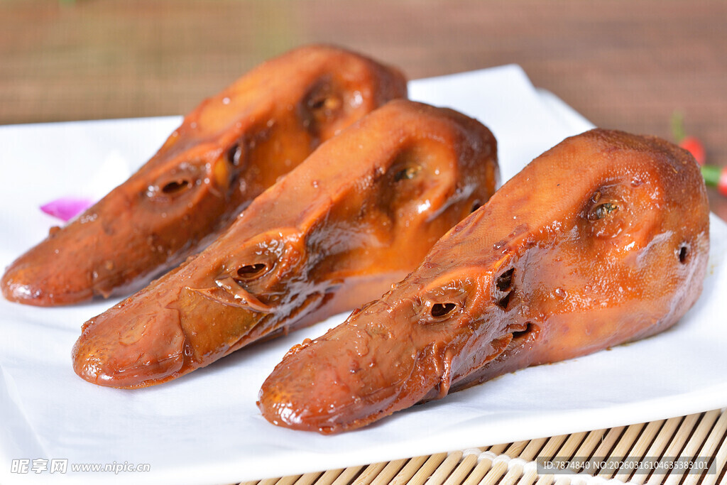 美味卤鸭头摆放在盘上