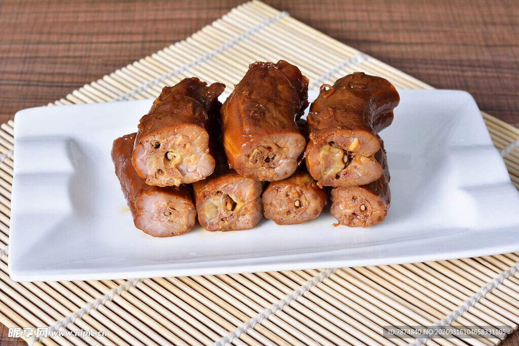 美味油炸春卷摆于白盘上