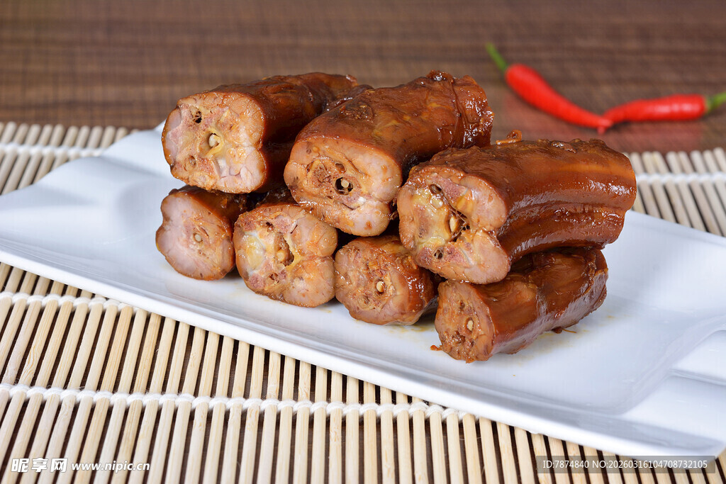 美味卤鸭脖摆于盘中