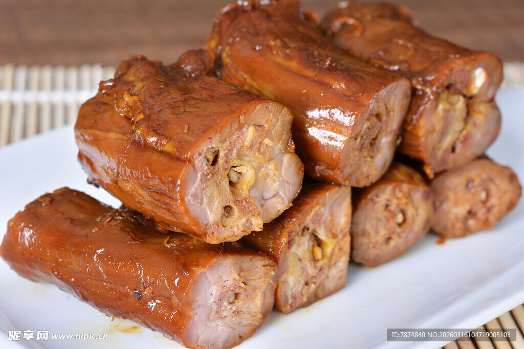 美味卤鸭脖摆放在盘中