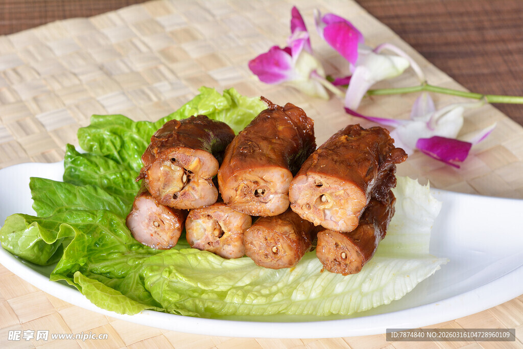 鸭脖配生菜摆盘