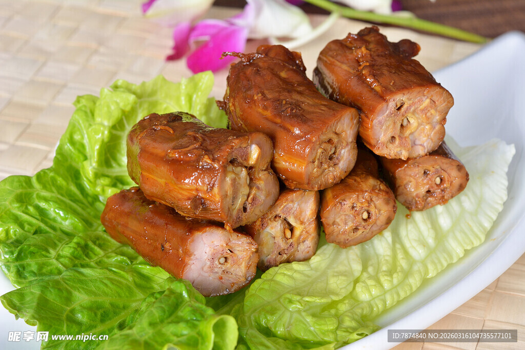 美味鸭脖配生菜