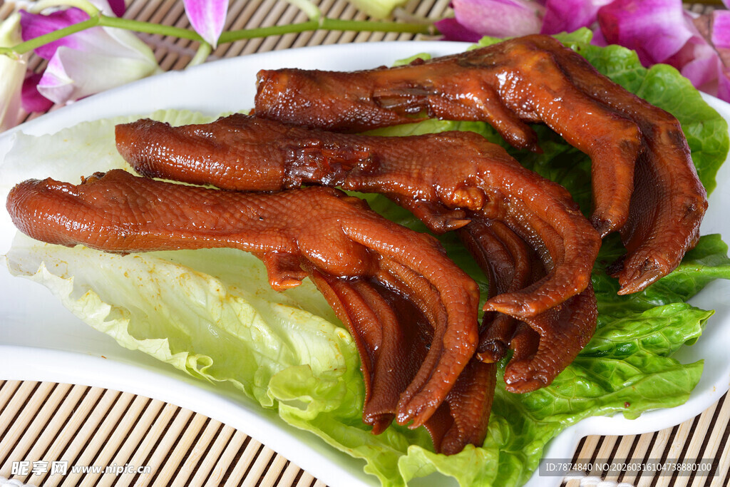 美味卤鸭掌摆于生菜上