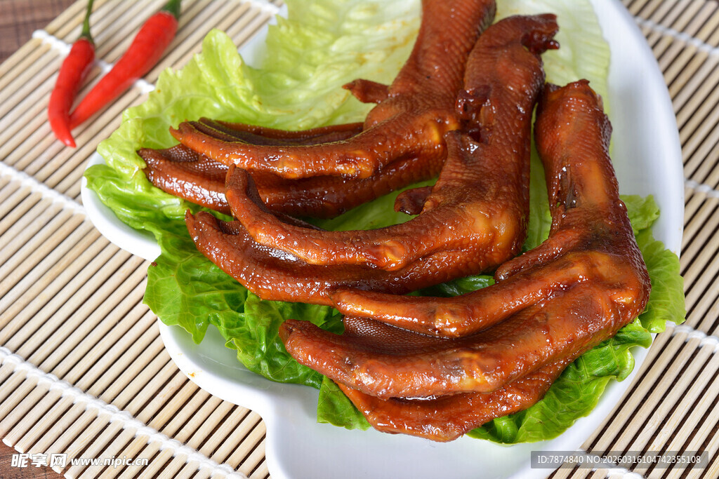 美味卤鸭爪摆于生菜上