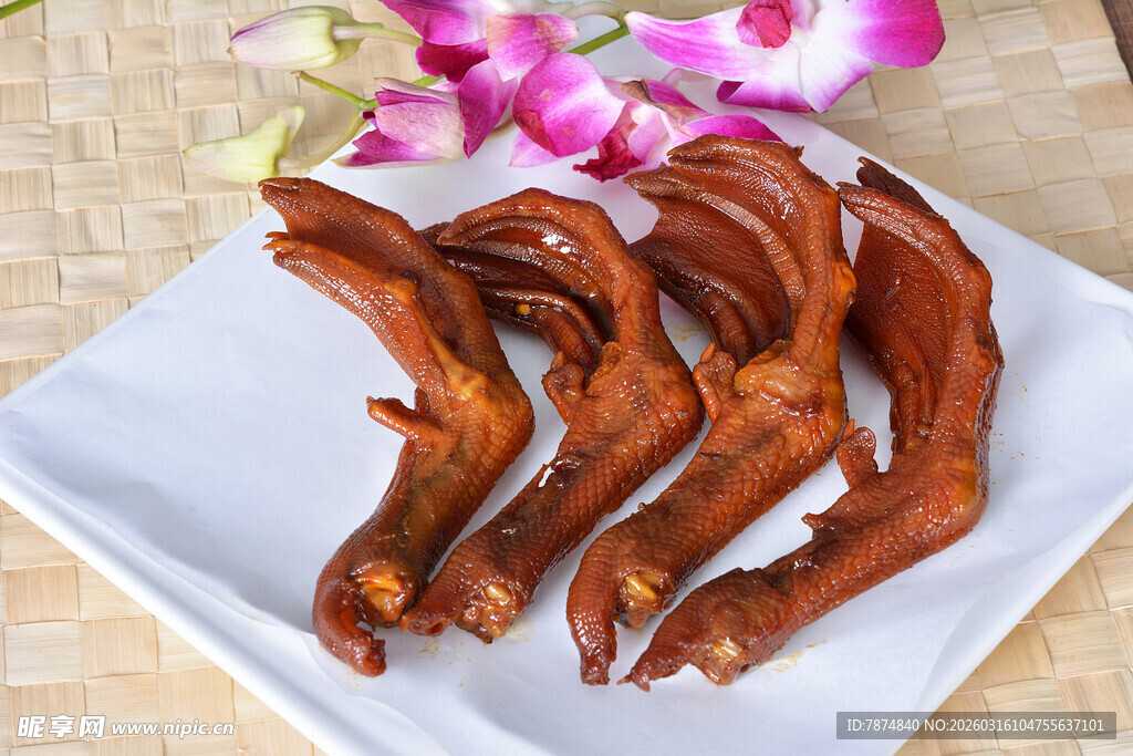 美味卤鸭掌摆于素雅盘上