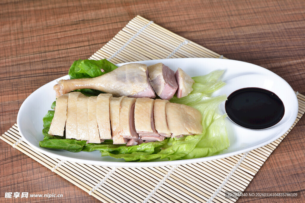 白切鸡肉搭配蘸料摆盘