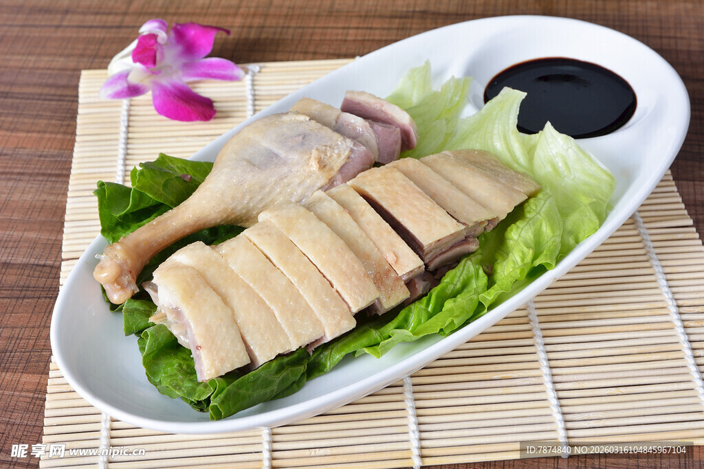 美味白切鸡配精致摆盘