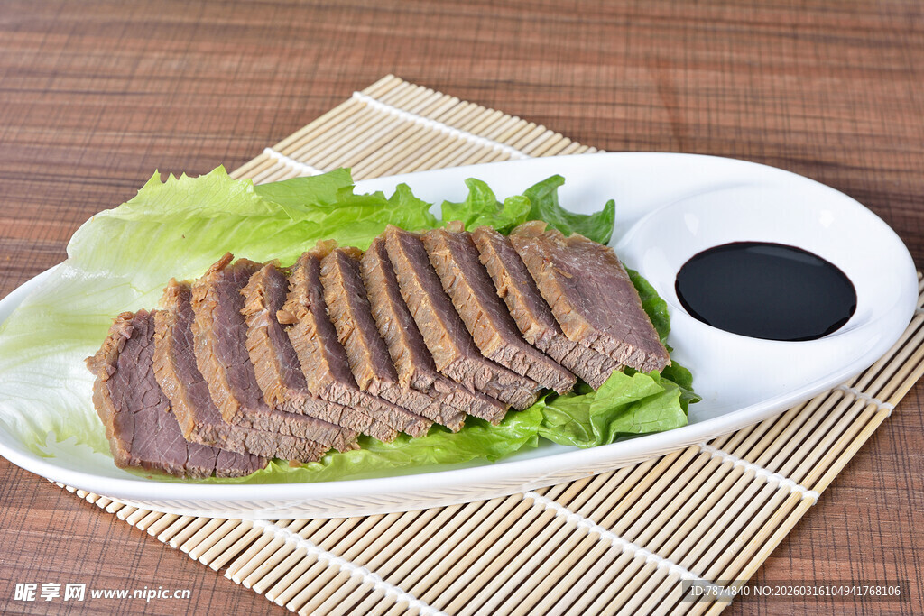 美味切片牛排配蘸料