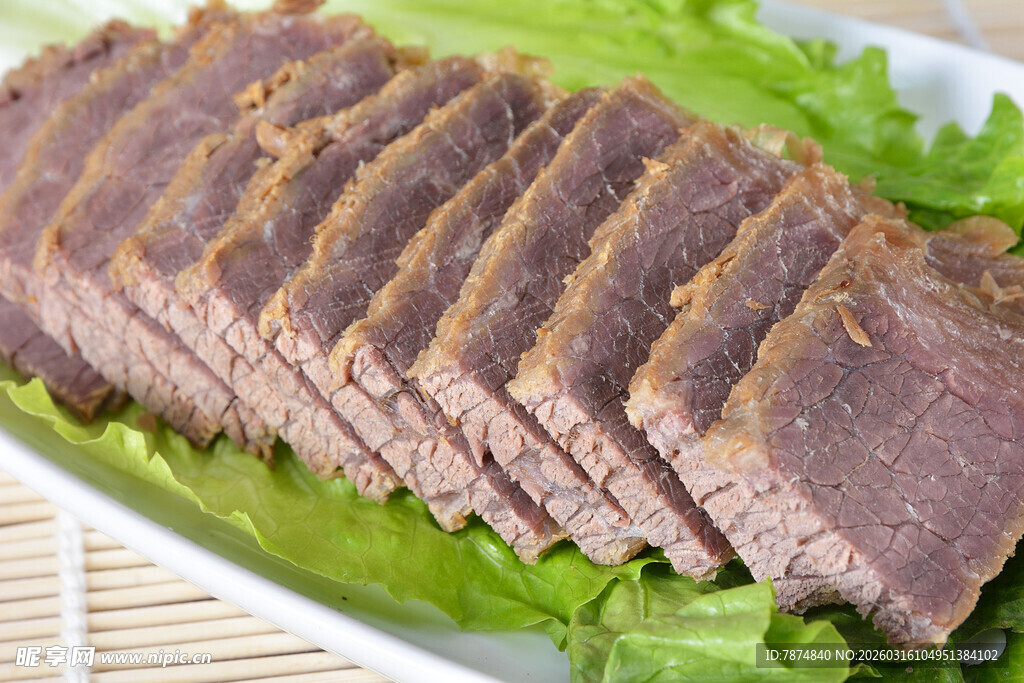 切片酱牛肉摆于生菜上