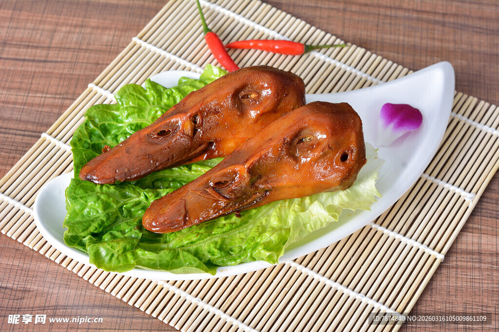 美味卤鸭头摆盘展示