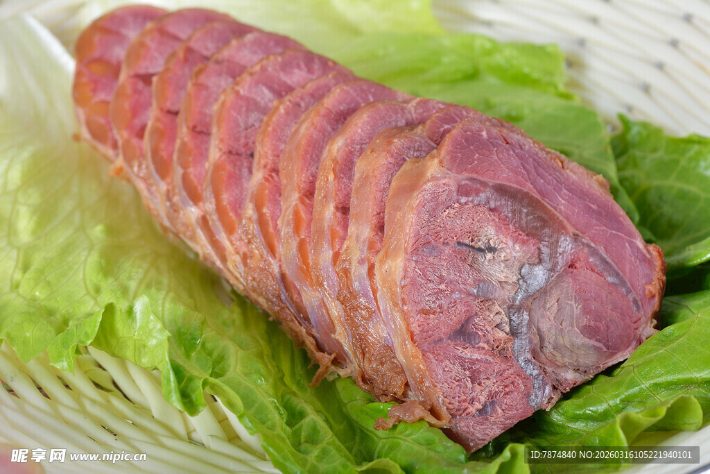 切片牛肉卷置于生菜上